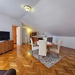 Apartament In 15235 *